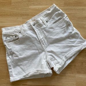 white Levi’s shorts